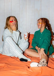 Två kvinnor som tester Decubals lips and dry spots balm.