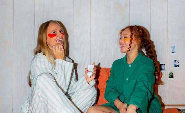 Två kvinnor som tester Decubals lips and dry spots balm.