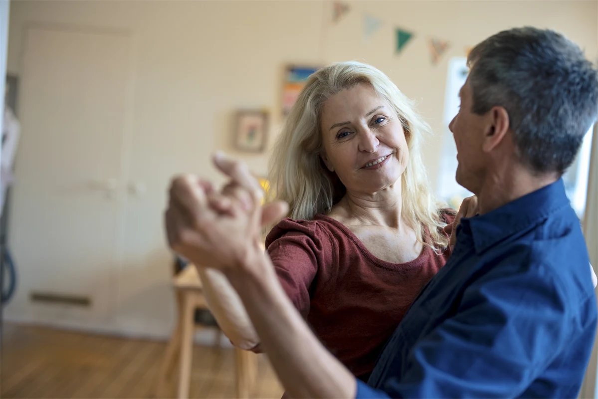 En kvinna och en man dansar styrdans tillsammans