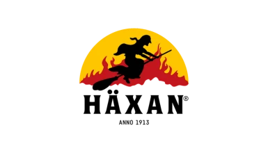 Logotyp för Häxan i en svart fet text med en häxa som flyger på en kvast mot en gul och röd bakgrund.