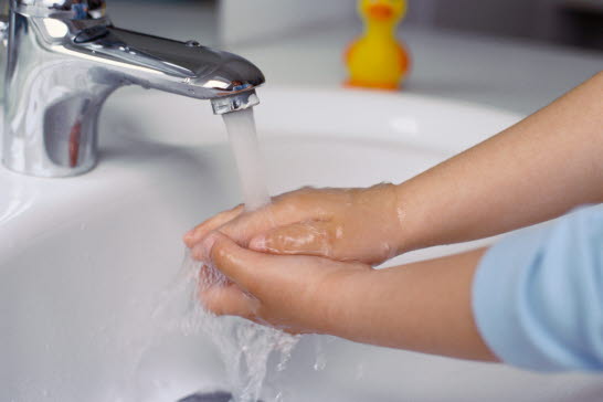 God handhygien är viktigt för att förhindra smitta av halsfluss.