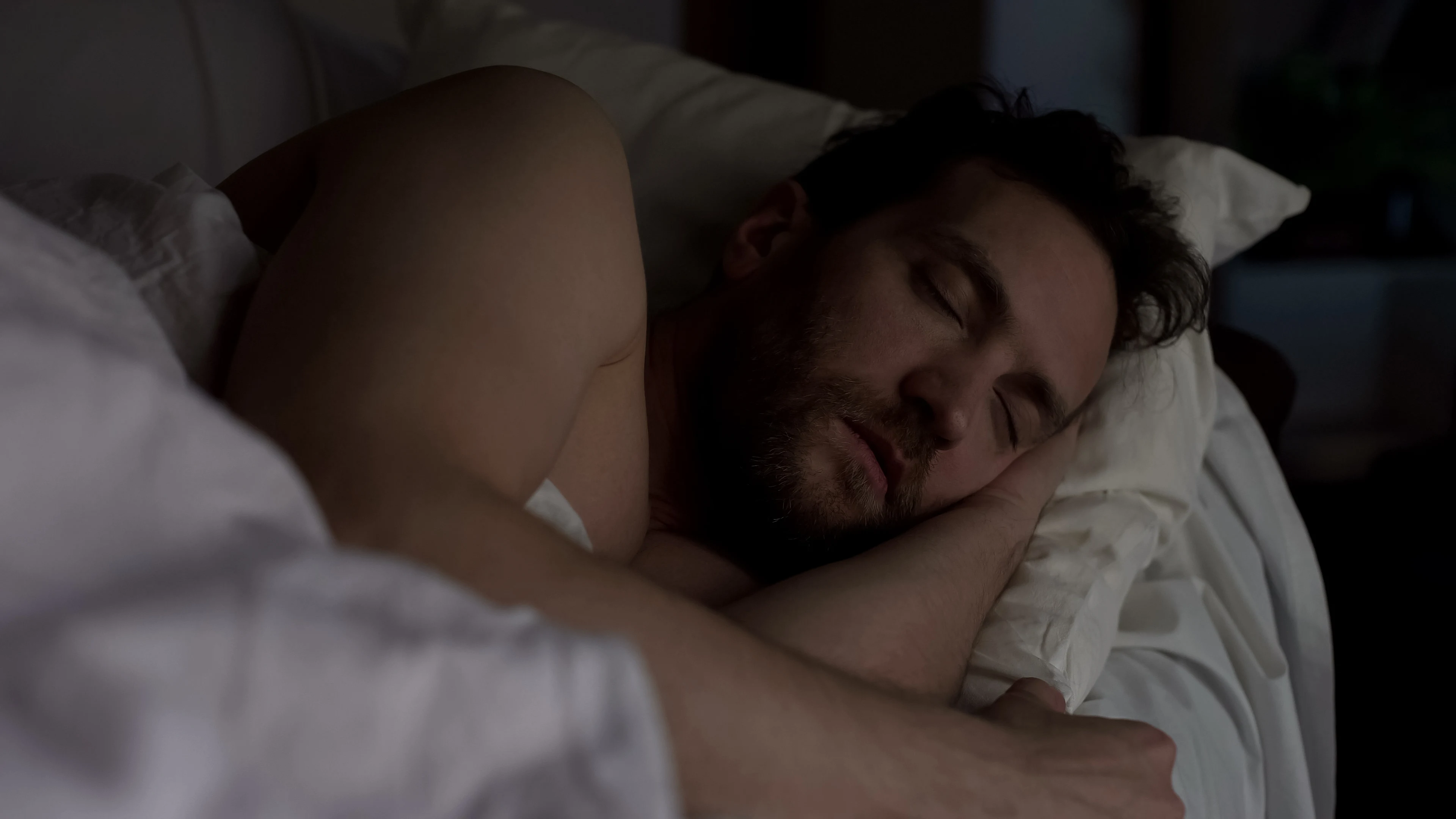En man som sover i en säng