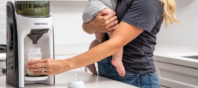 En kvinna använder en köksmaskin från baby brezza.